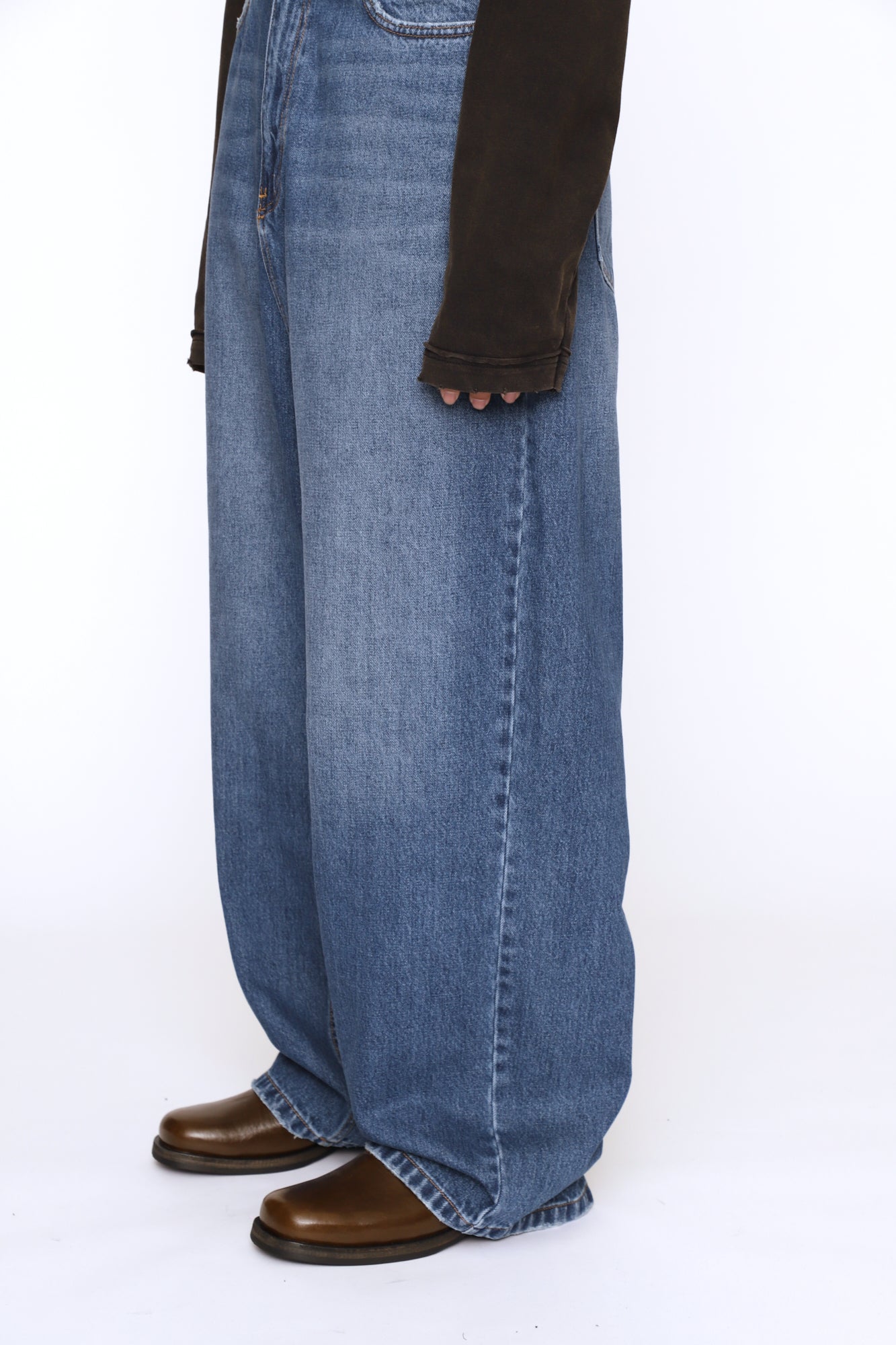 CODA / Indigo Washed Distressed Exrended Cut Luft Jeans