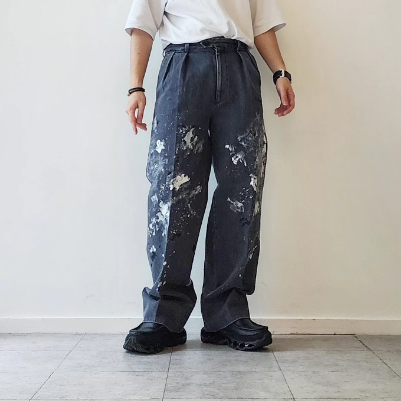 INTERIM / Milk Paint Used Black Denim 2-Tuck Straight Slacks )