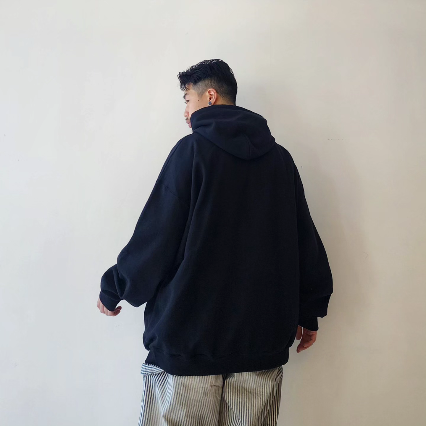 ESSAY / Black Parka - Velvets