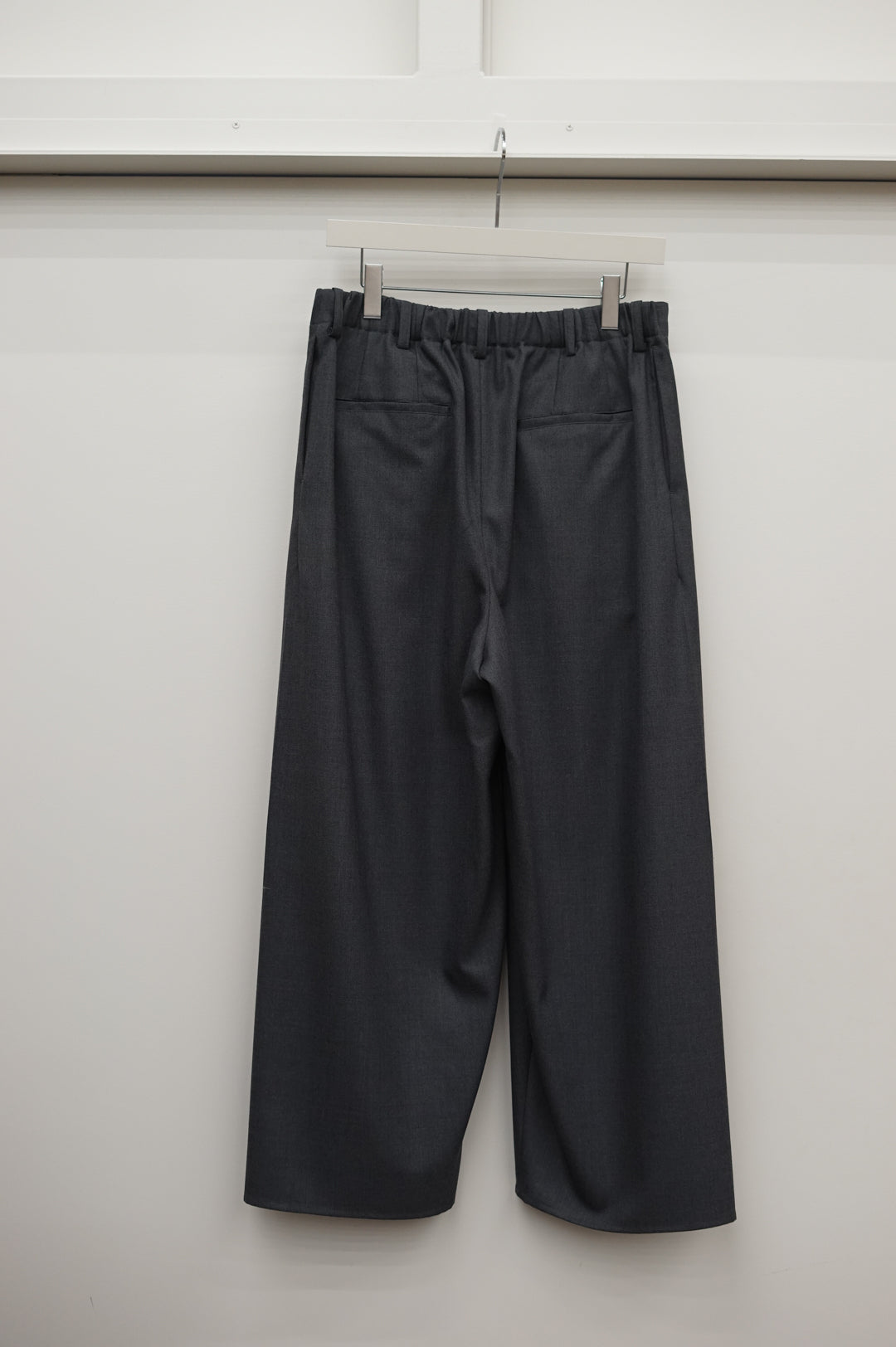 NONNOTTE / Draping Crotch Box Pleats One-Tuck Trousers (Charcoal Top)