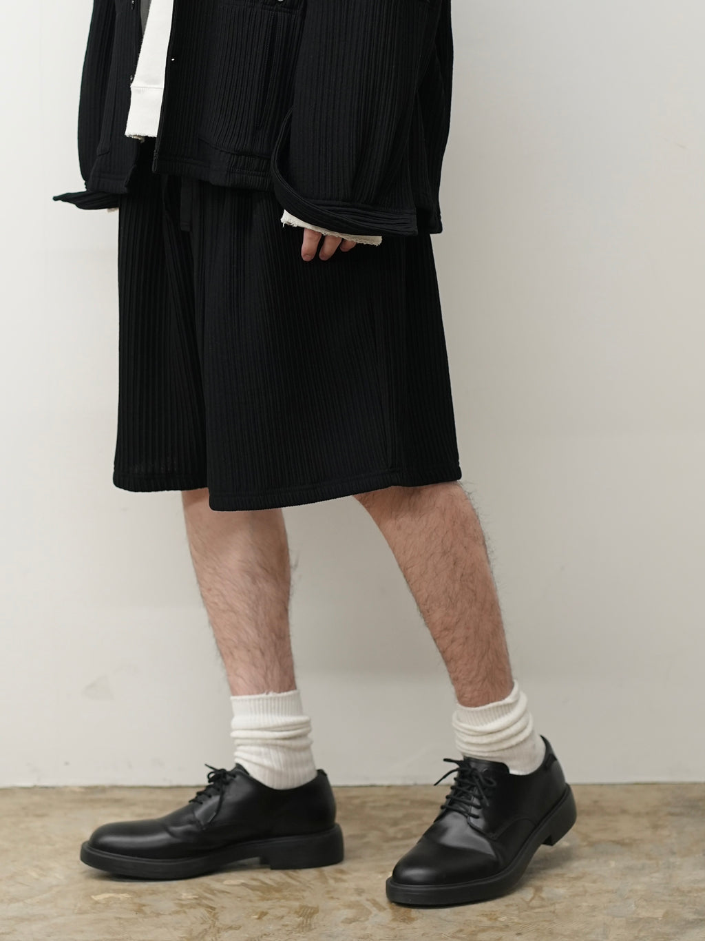 ANCELLM / Wrinkle Stripe Tuck Short Pants (Black)