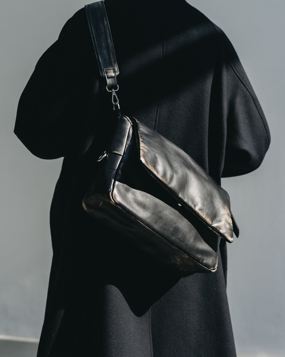 CLESSTE / Vintage Leather Padded Flap Holiday Bag (Black)