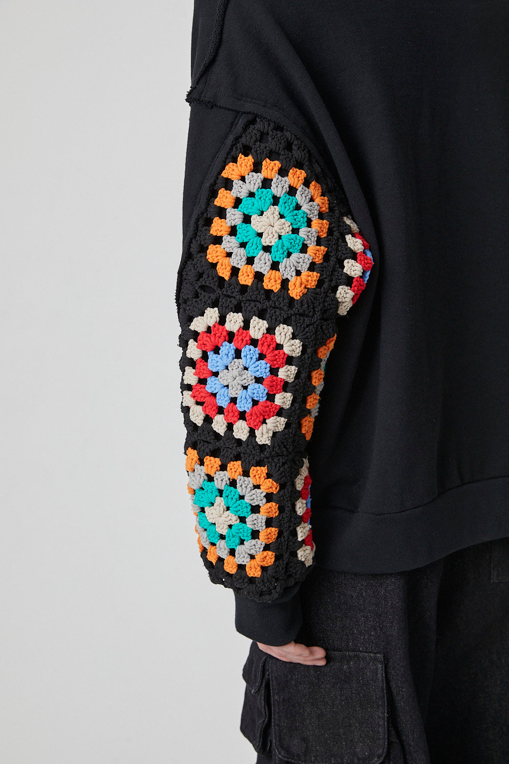 DISCOVERED / Crochet Sleeve Sweat (Black)