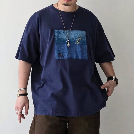 THE JEAN PIERRE / Photo EMB SS Tee (Navy)