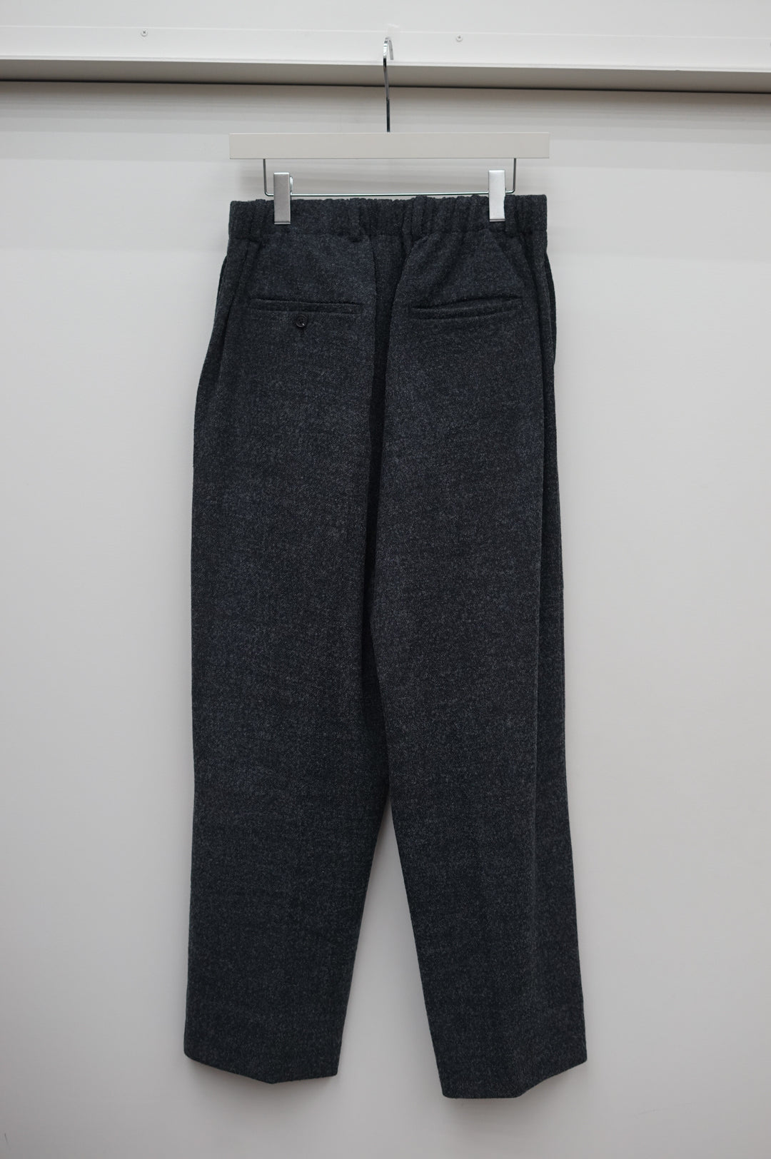 NONNOTTE / Elastic In-Tuck Wide Tapered Trousers (Smoky Black Charcoal)