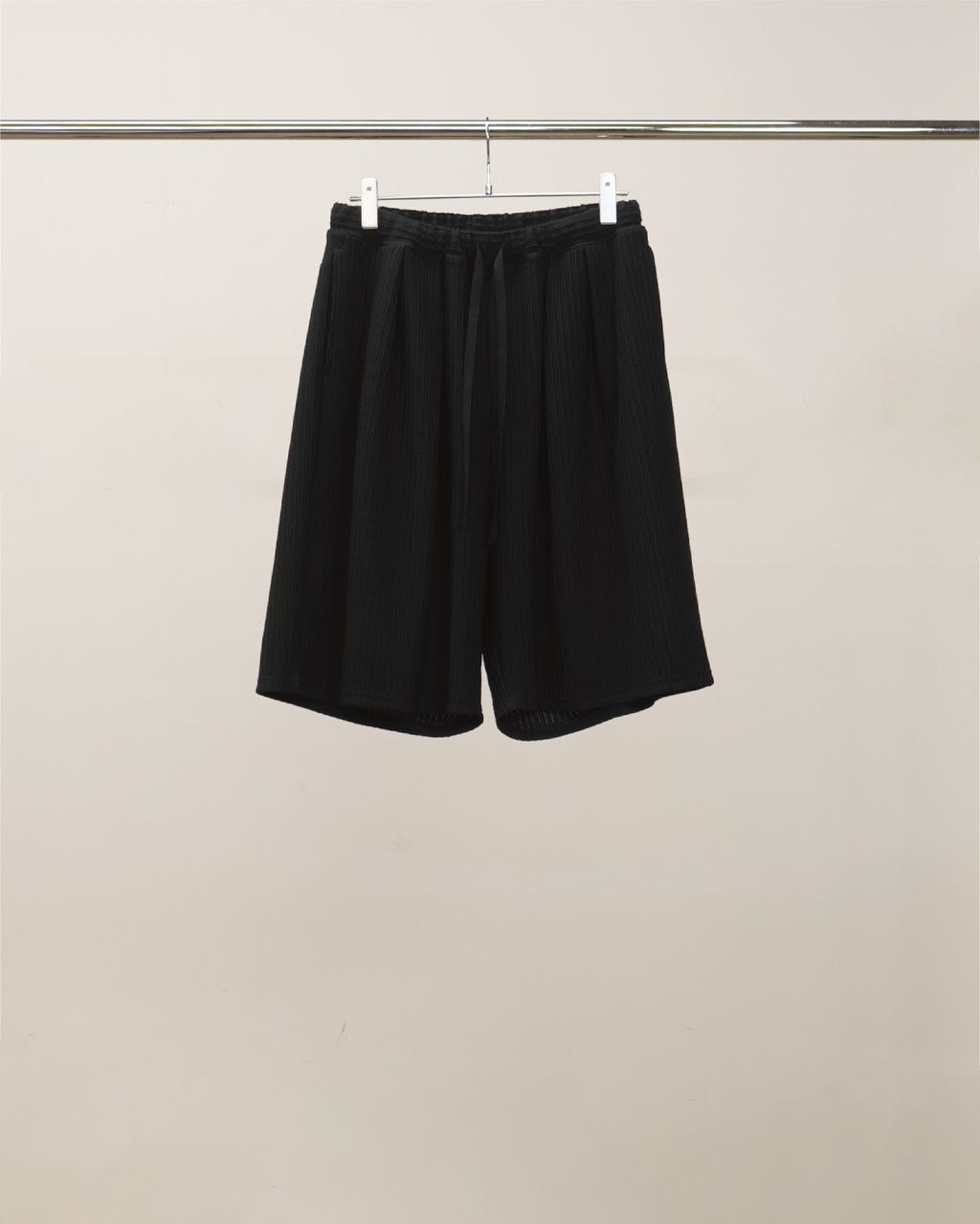 ANCELLM / Wrinkle Stripe Tuck Short Pants (Black)
