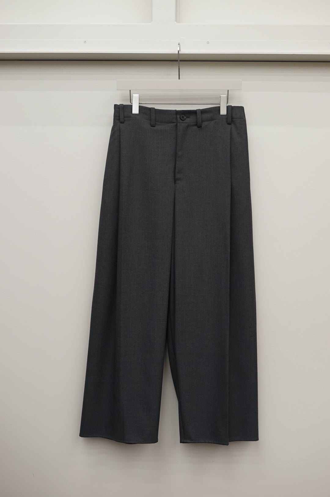 NONNOTTE / Draping Crotch Box Pleats One-Tuck Trousers (Charcoal Top)